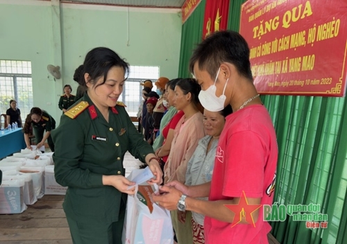 Tặng quà Bà mẹ Việt Nam Anh hùng và đối tượng có công tỉnh Đắk Lắk